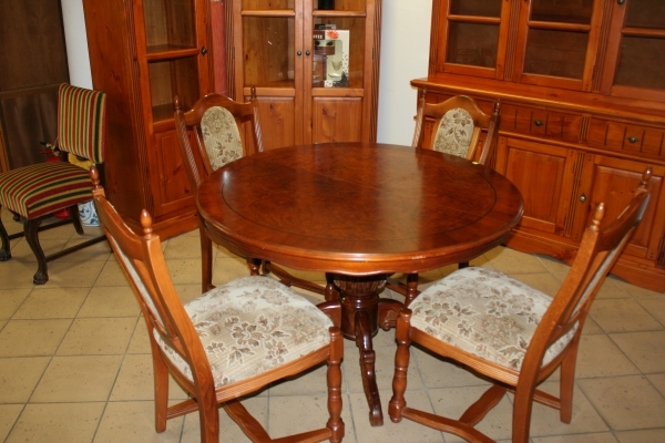 Apvalus stalas su 4 kėdėmis